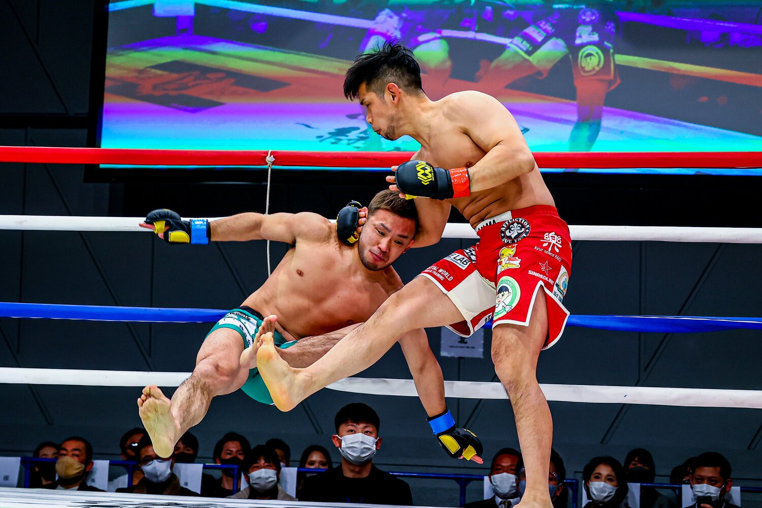 足払いなどテクニカルなテイクダウンを見せた石渡。実は“気合い”だけのファイターではなかった