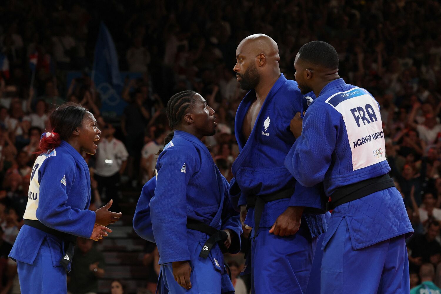 「+90kg」に決まり、リネールのもとに集まるフランスチーム　©AFLO