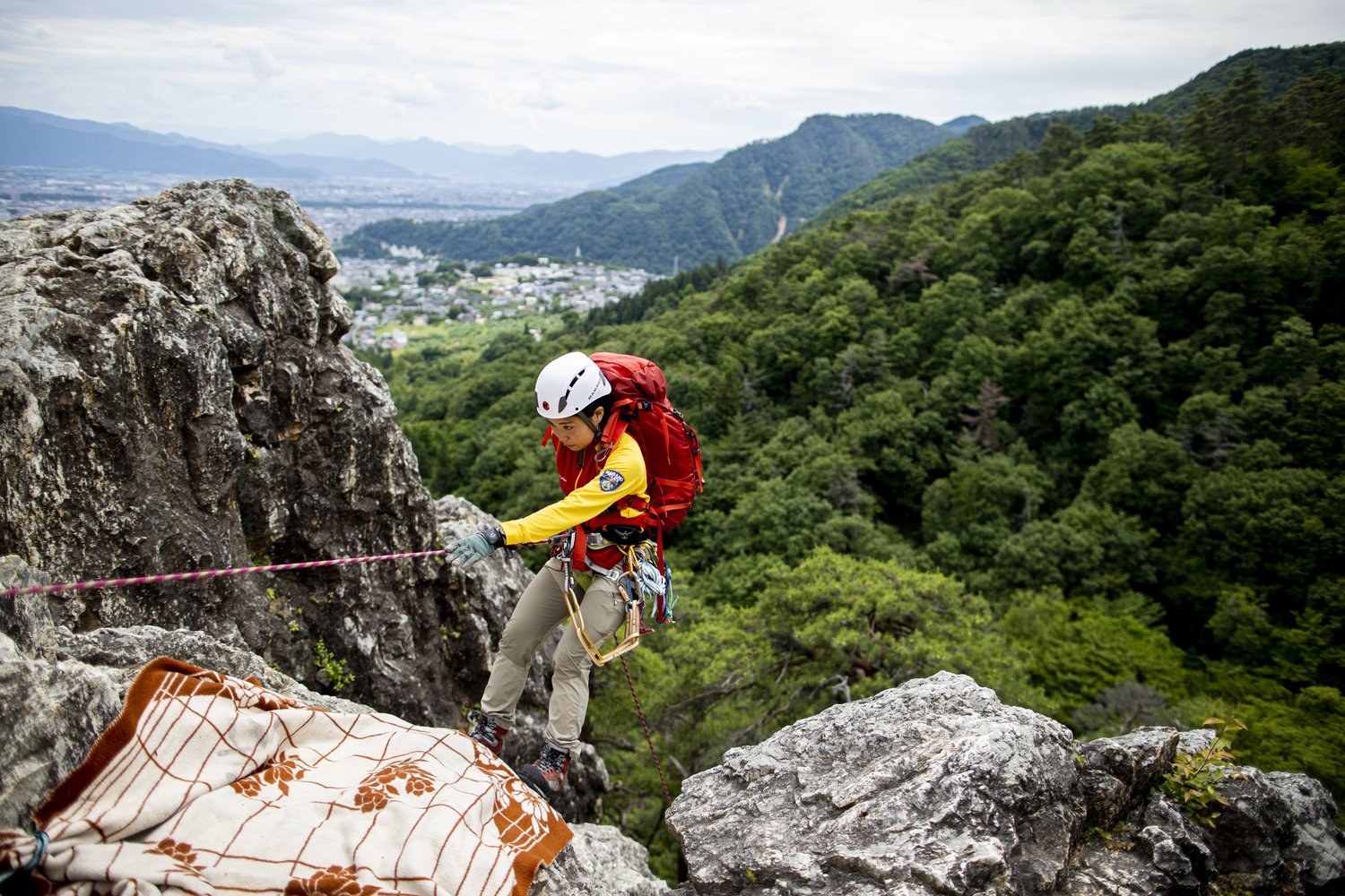 山岳遭難救助隊、険しい岩場でのトレーニング ©Sho Fujimaki