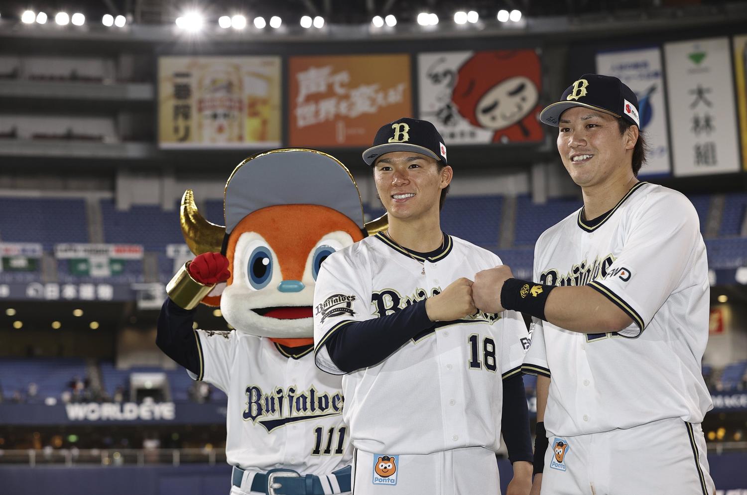 今季初勝利の試合では女房役・伏見（右）へ感謝を述べた山本　©︎KYODO