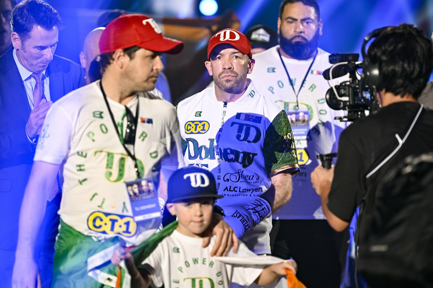 息子らを引き連れて入場するDJ・ドヘニー　©︎Hiroaki Yamaguchi