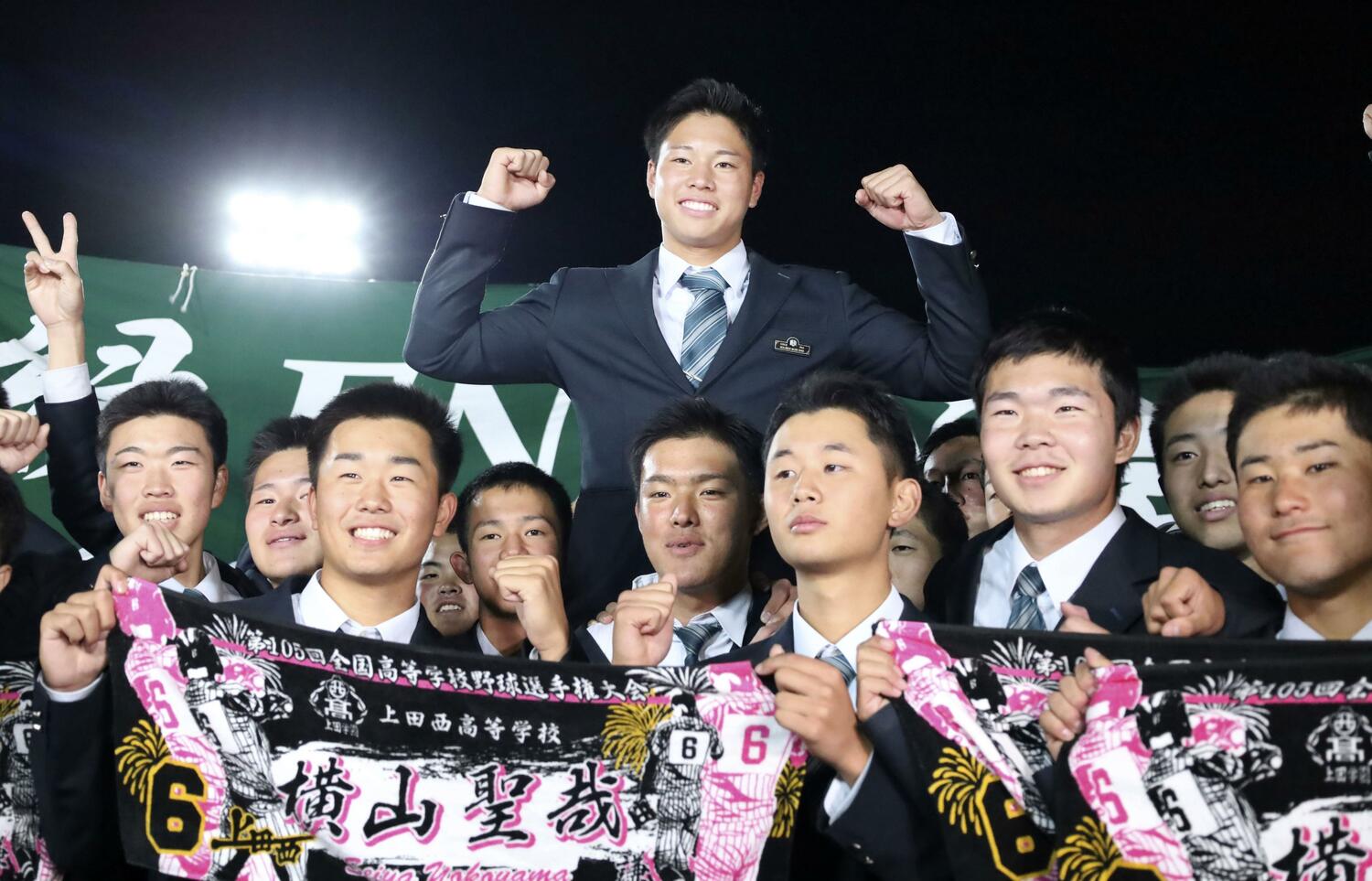 オリックスから1位指名を受け、ポーズをとる上田西高の横山聖哉内野手　©KYODO