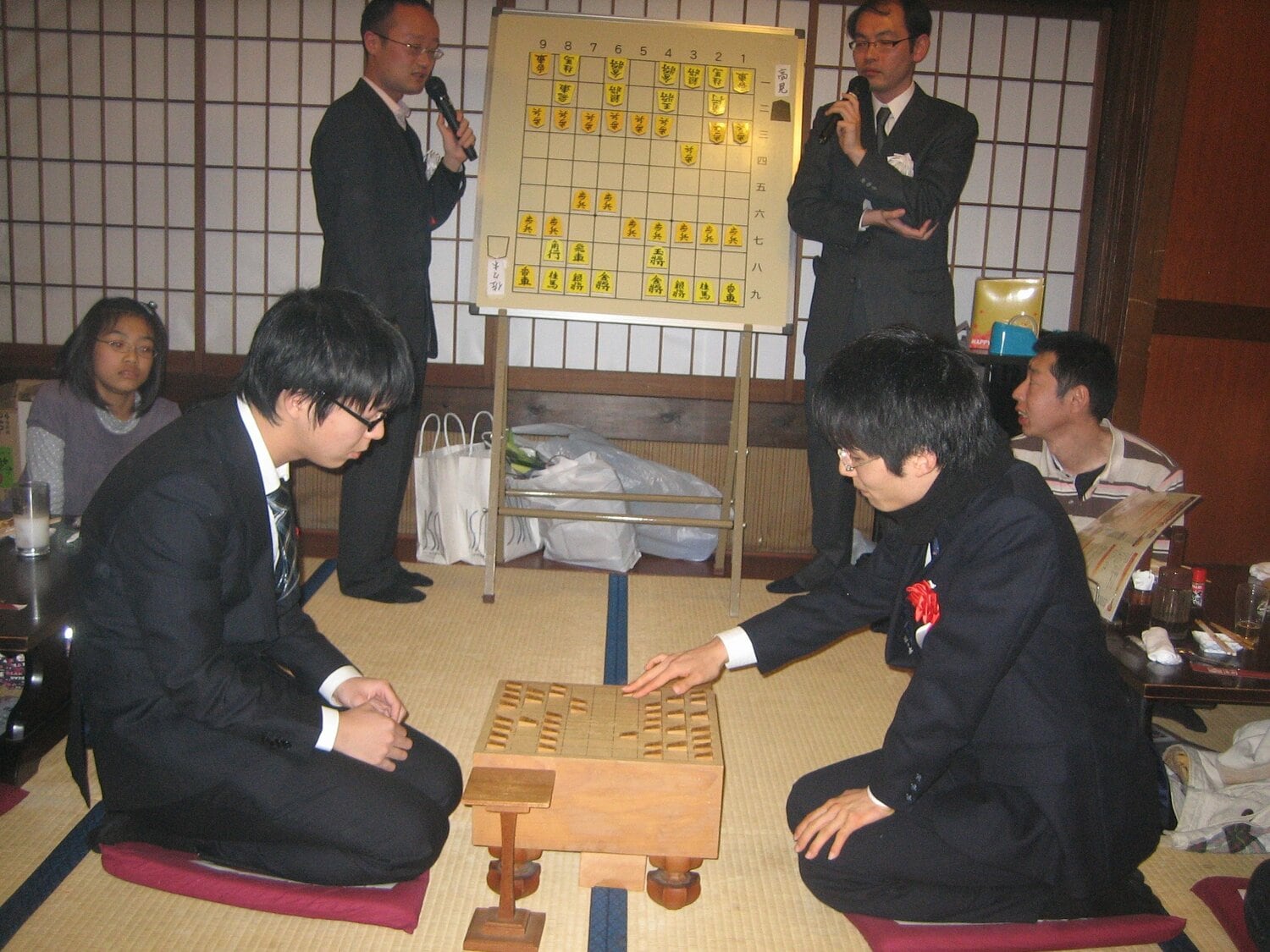 2012年1月、高見と佐々木勇気(当時ともに四段)が新年会で対局 ©Sankei Shimbun