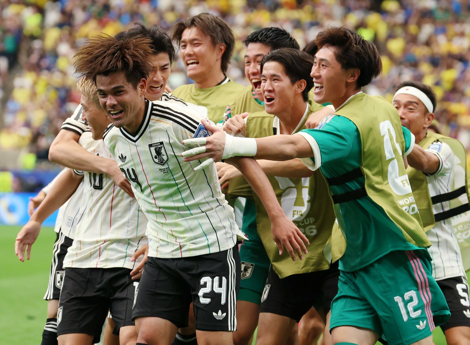 先制点を挙げた佐野海舟と喜ぶ日本選手たち ©JIJI PRESS