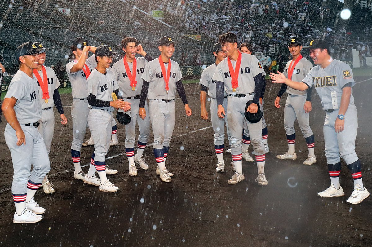 甲子園決勝での森林監督（左端）と須江監督（右端） ©JMPA