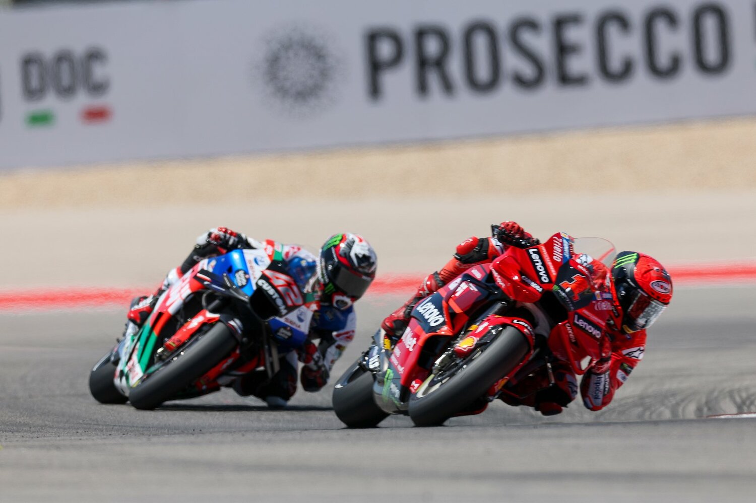 序盤は先頭を走りながらも、転倒でレースを終えたバニャイア（右）　©Satoshi Endo