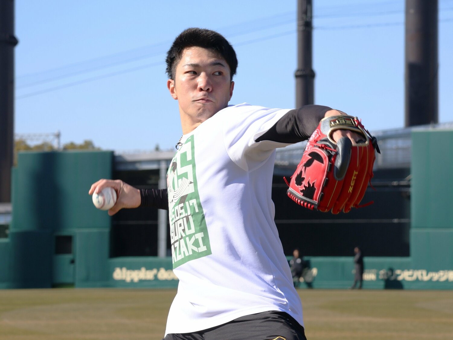 兵庫県尼崎市で自主トレーニングを公開しキャッチボールする石井大智投手（2026年1月12日） ©️JIJI PRESS