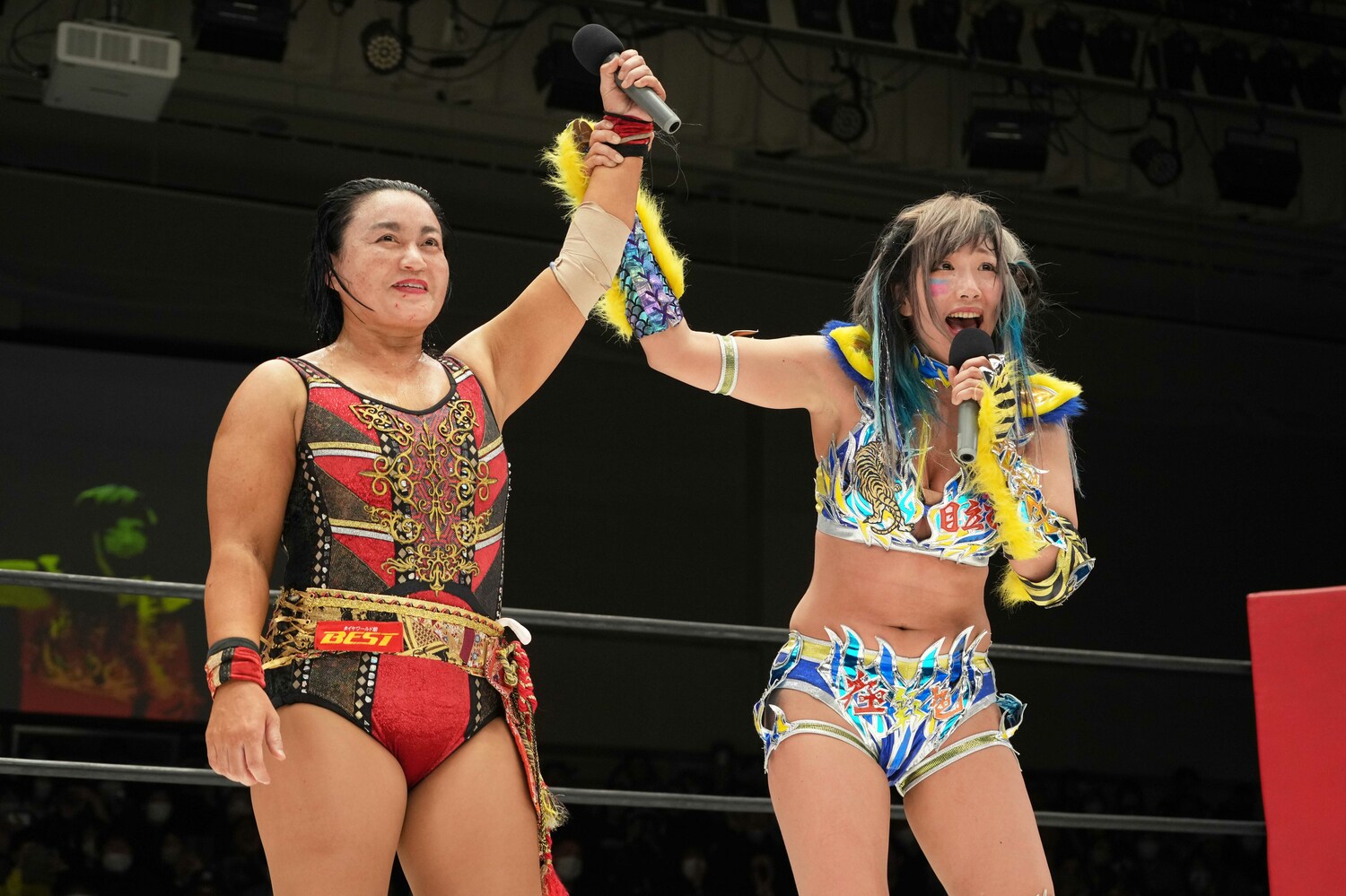 「ありがとう、メイメイ」と里村明衣子の勝利を称えるウナギ・サヤカ ©Essei Hara