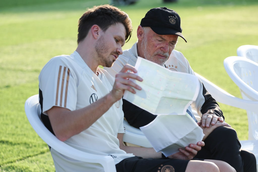 W杯へ準備を進めるドイツのダニー・レール分析担当コーチ（左）　©Getty Images