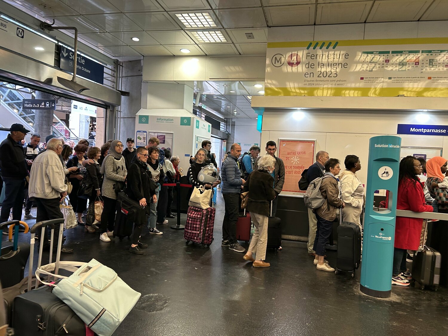 モンパルナス駅で遭遇した行列。「急ぎなんだ！」と列を守らない人もいた