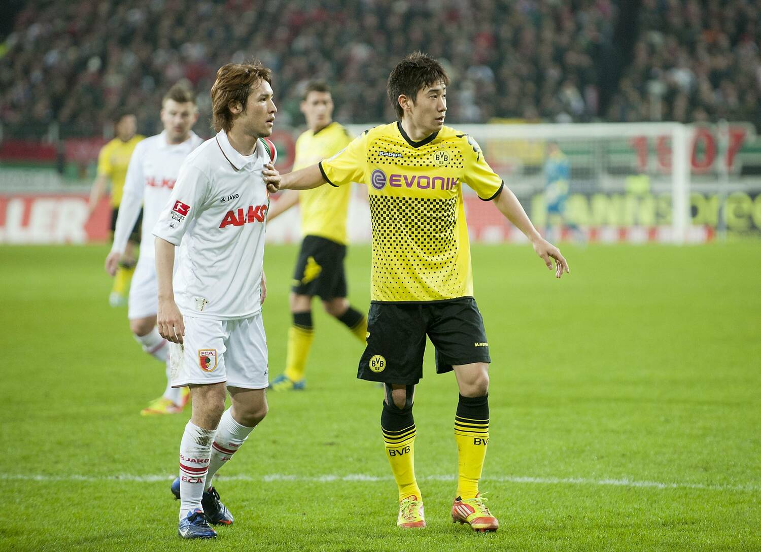 ドルトムントの香川と対峙するアウクスブルクの細貝。無双のアタッカーを封じ切りベストイレブンに選出された　©︎AFLO