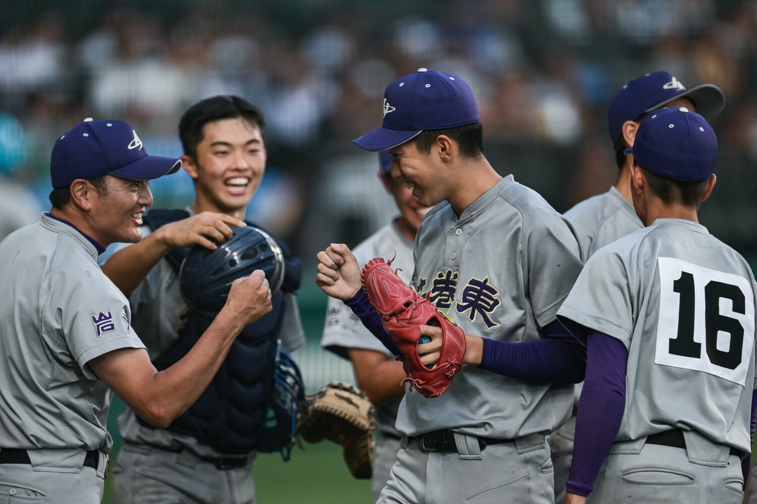 笑顔を見せる佐々木監督と中屋敷祐介投手　©JIJI PRESS