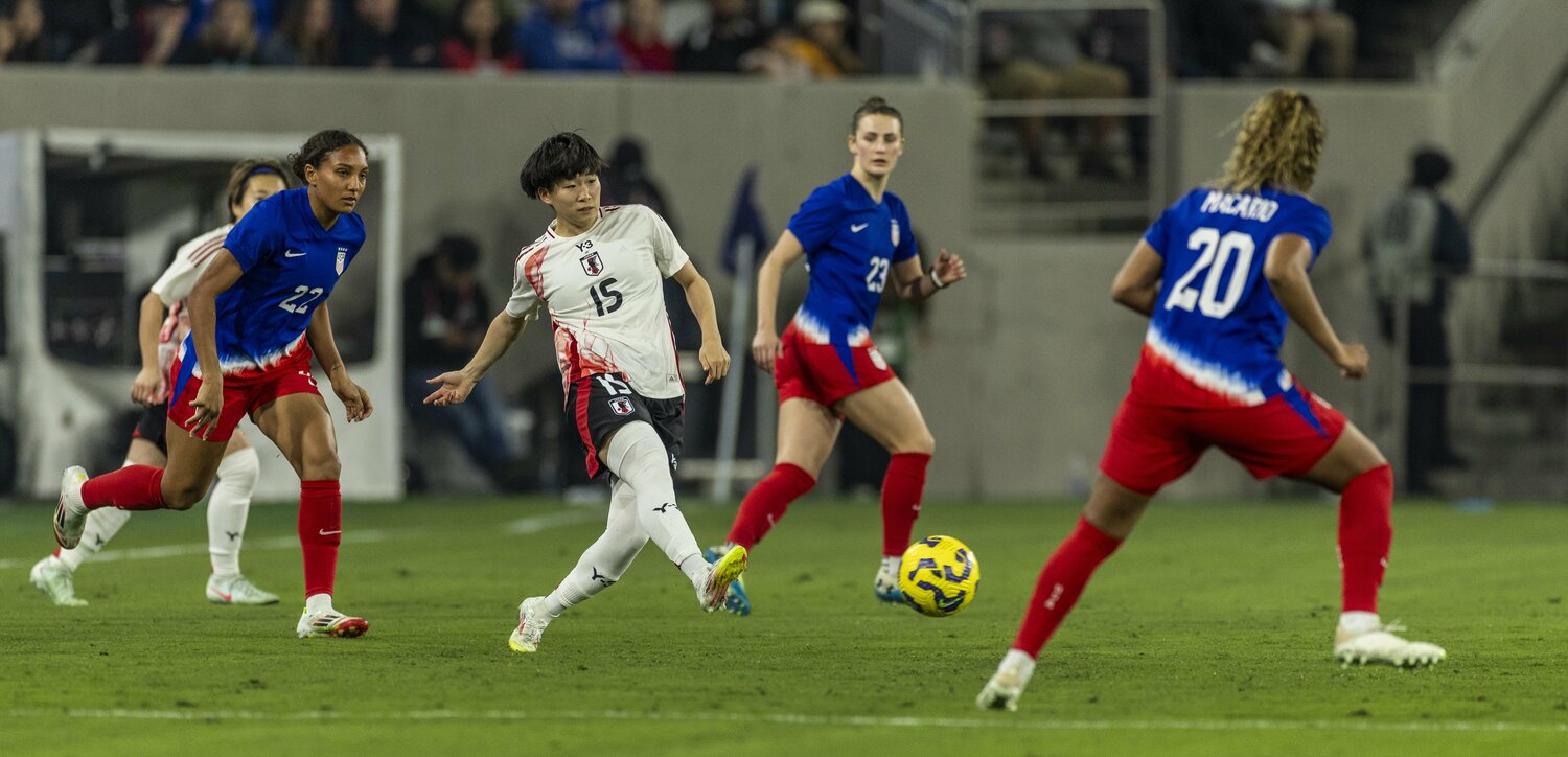 アメリカの守備網にも臆することなくボールを動かす藤野　©Getty Images