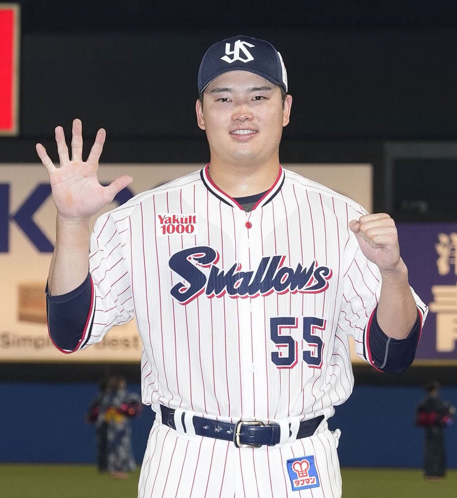 プロ野球史上初の5打席連続本塁打を達成し、笑顔でポーズをとる村上　©️KYODO