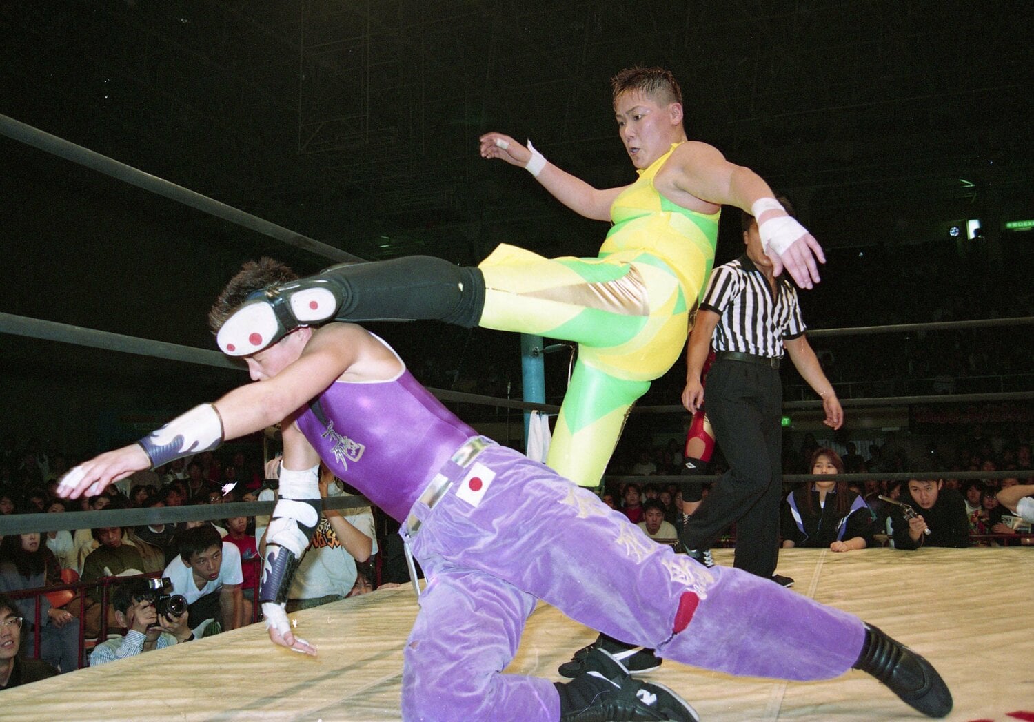 1992年11月26日のWWWA世界タッグ王座選手権戦。山田敏代の顔面にキックを放つ関西　©東京スポーツ新聞社