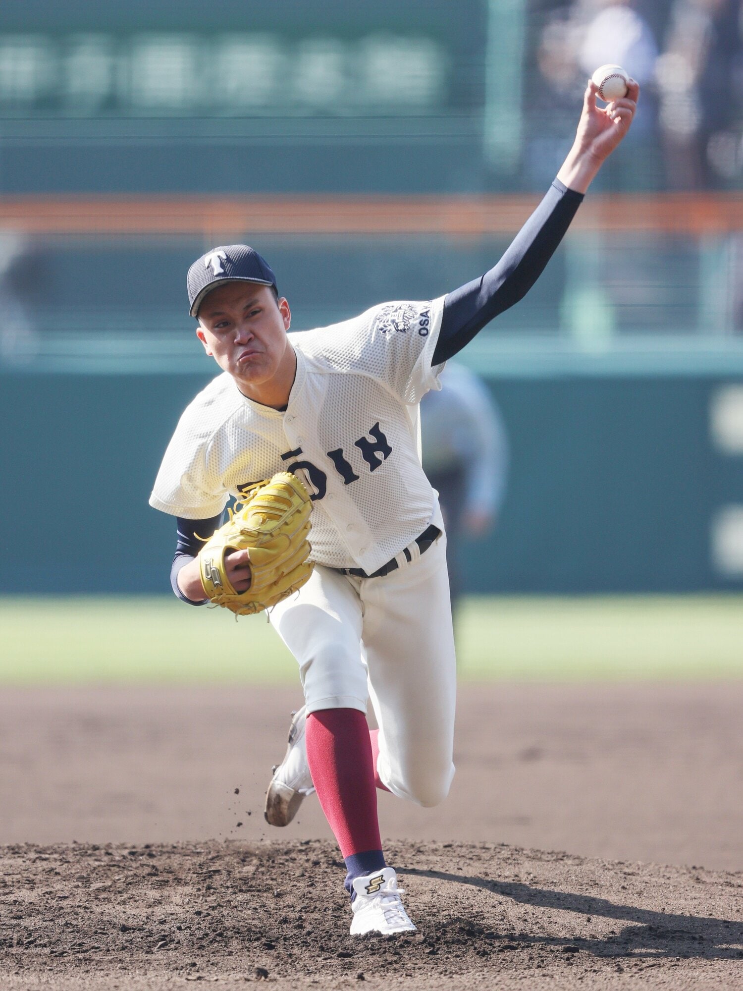 大阪桐蔭の川本。長身から繰り出すボールで14奪三振をマークした　©JIJI PRESS