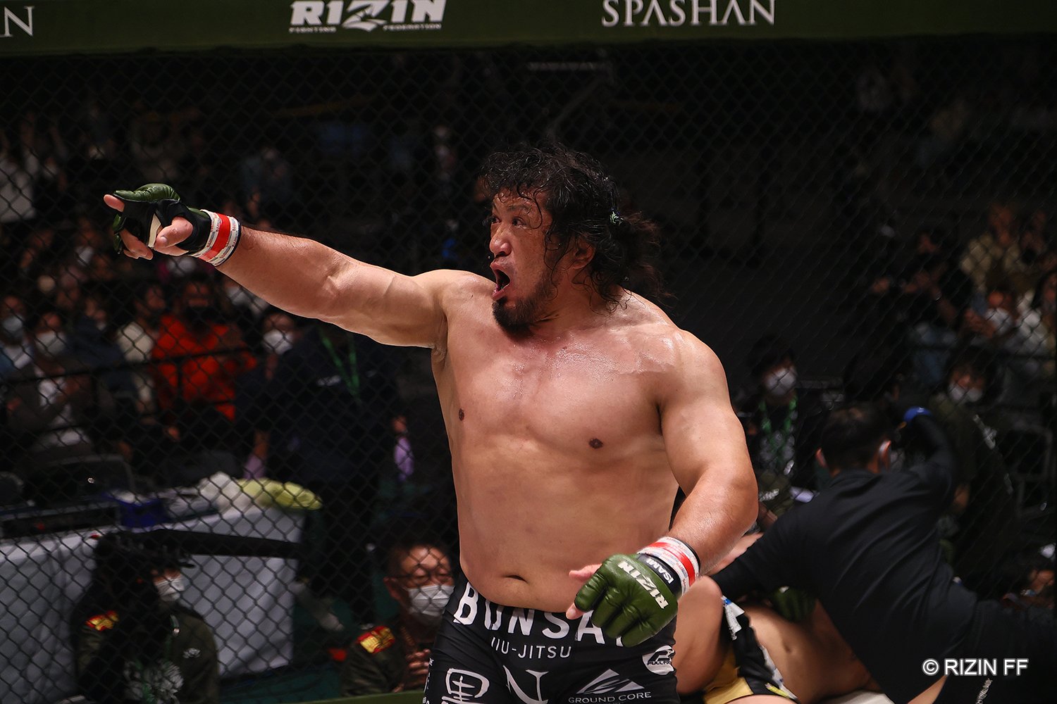 勝った関根は感情を爆発させる。48歳にしてプロキャリア最高潮を迎えた　©RIZIN FF