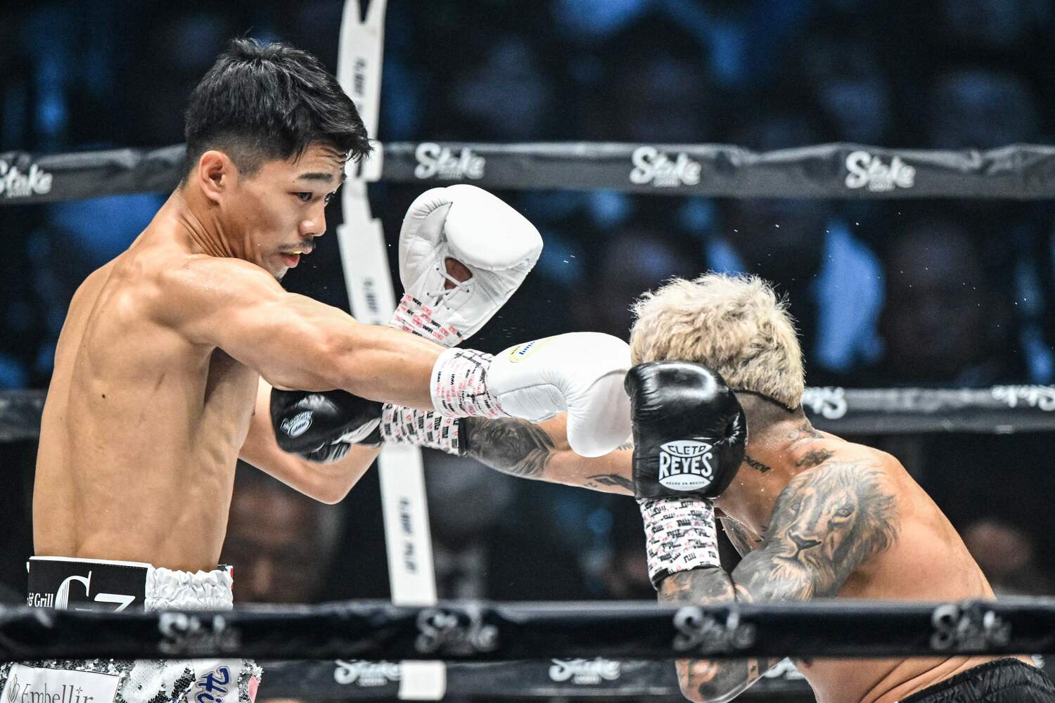 サンティアゴの追撃を牽制して終始自分のペースで試合を進めた中谷　©︎JIJI PRESS