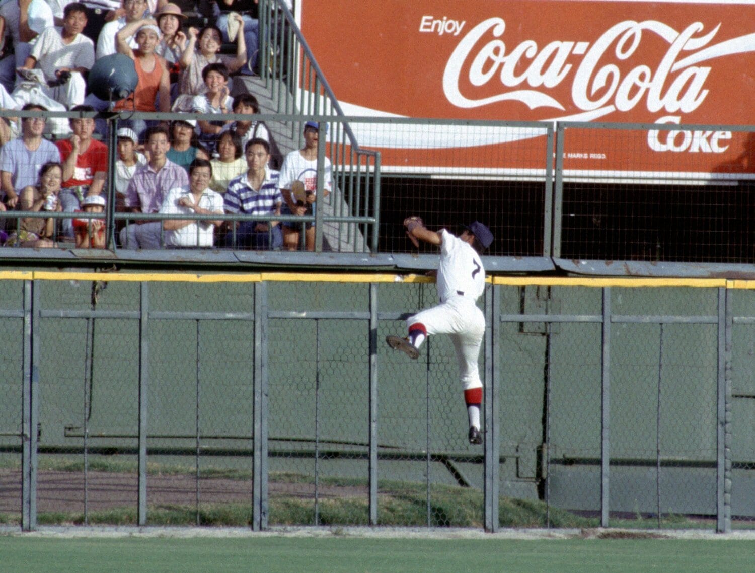 ホームランキャッチを見せた井上 ©NIKKAN SPORTS