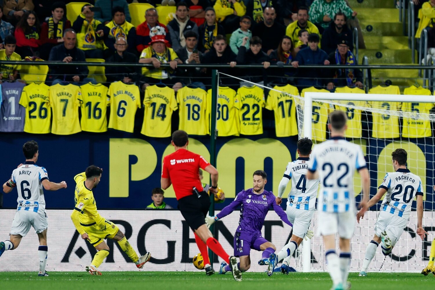 ビジャレアルの猛攻に対して、この日もファインセーブ連発のレミーロ。スペイン代表に選ばれるのも納得のプレーぶりが続く