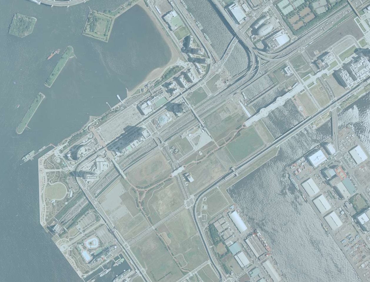 1997年のお台場付近の航空写真。まだまだ空き地は目立つものの、中央左にはフジテレビ、さらにその左にはヒルトン東京お台場、グランドニッコー東京台場も完成している　出典：国土地理院の空中写真