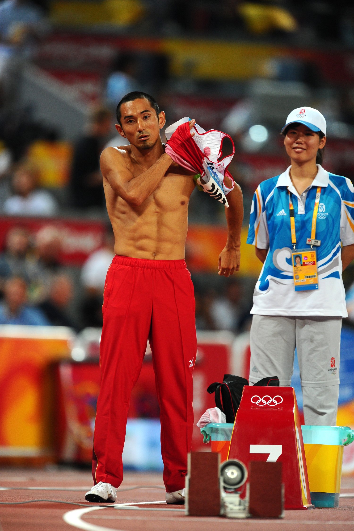 08年北京五輪、400mハードルのレース前　©AFLO