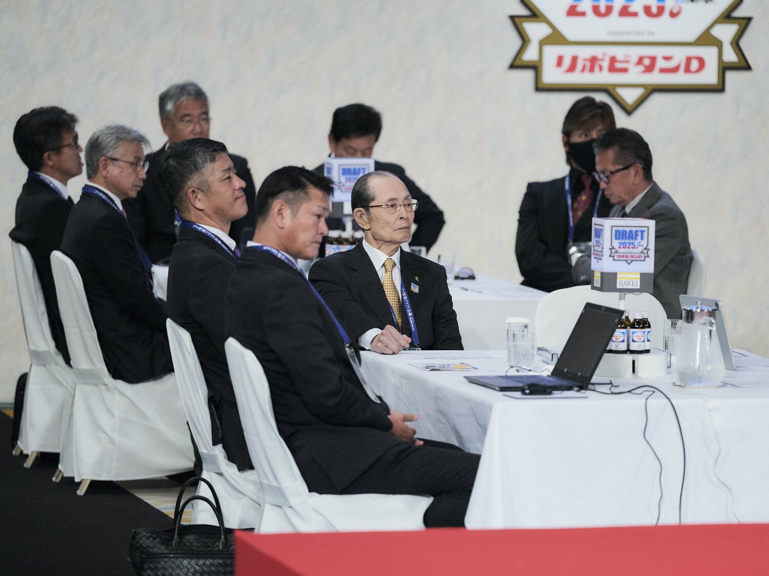永井編成育成本部長、王会長らソフトバンク陣営 ©Yuki Suenaga