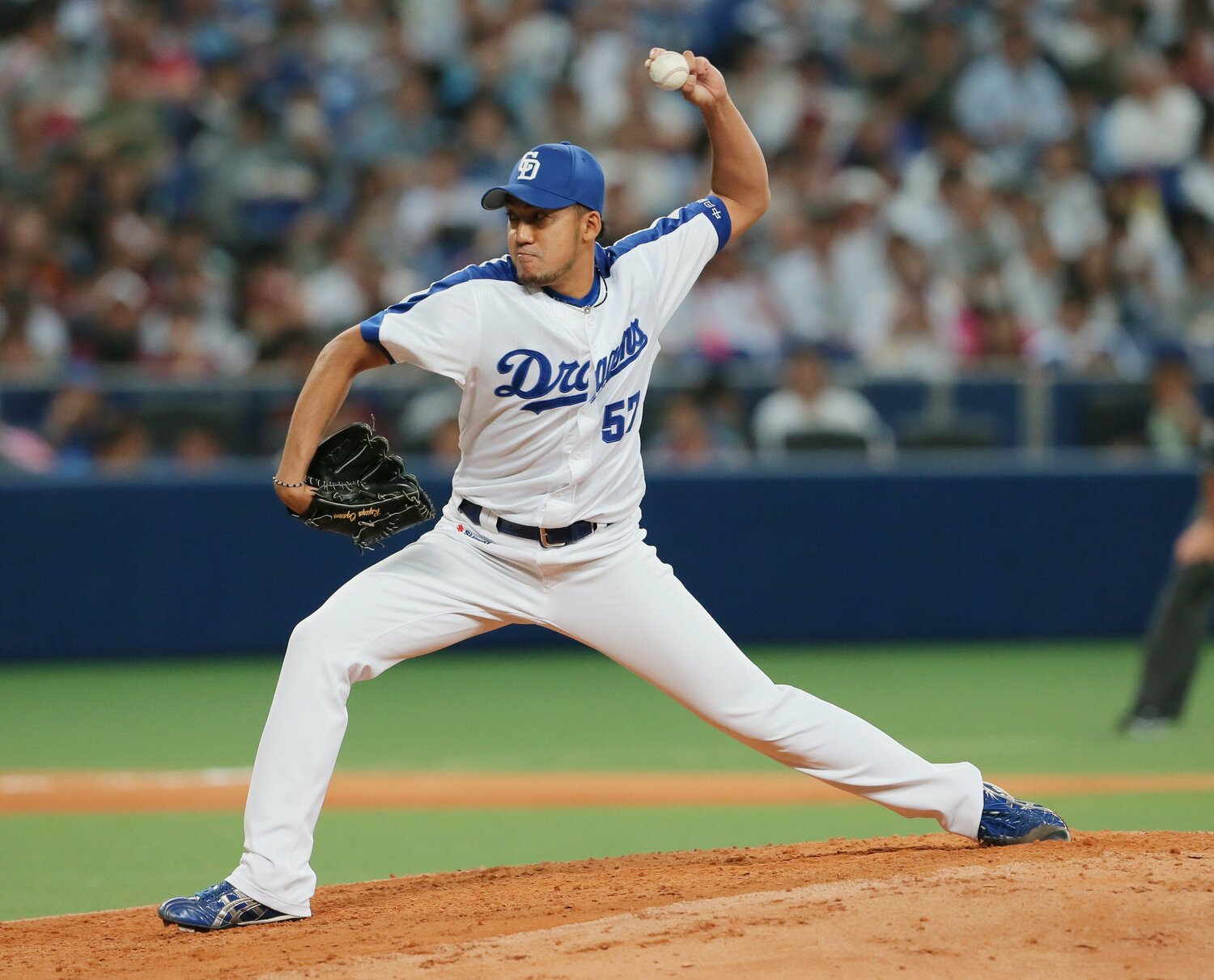 現役時代の小川さん。2010年～18年まで中日で活躍、その後2021年まで西武でプレーした　©JIJI PRESS