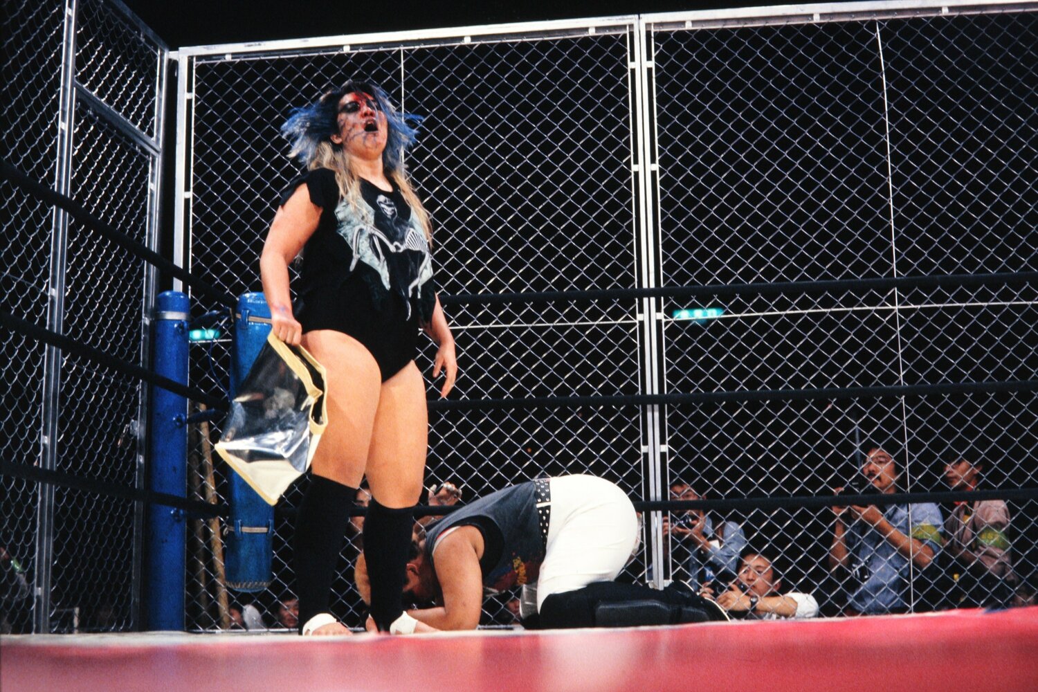1990年11月14日、ノーレフェリー、凶器自由の完全決着戦として行われたブル中野vsアジャコングの金網デスマッチ　©AFLO