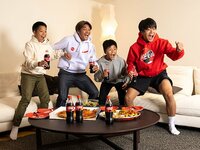 大久保嘉人ファミリーがNumber監修のクイズに挑戦！「FIFA ワールドカップ カタール 2022™はコカ･コーラと一緒に家族で盛り上がりたい」