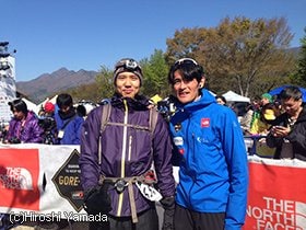 “3本足”でゴールした武田は大会実行委員長の鏑木毅さんと記念撮影。