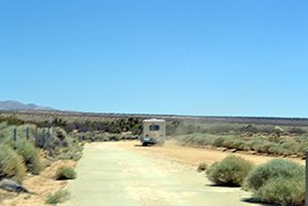 「Good Luck!」と砂埃を立てて去っていくジープ。 