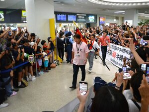 沖縄尚学の凱旋に密着「比嘉公也監督は意外な表情で…」現地記者が沖縄で見た“甲子園の熱狂”「車が消える」「仕事にならない」ウワサは本当だった