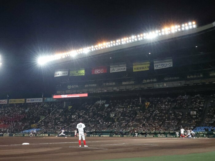甲子園で史上初“ナイター開幕戦”に隠された「ある秘密」…創成館が“U18代表候補”プロ注スラッガーを4打数無安打に抑えた「夜間試合の兵法」秘話＜Number Web＞ photograph by JIJI PRESS