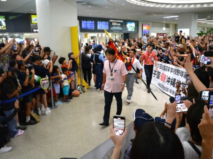 沖縄尚学の凱旋に密着「比嘉公也監督は意外な表情で…」現地記者が沖縄で見た“甲子園の熱狂”「車が消える」「仕事にならない」ウワサは本当だった＜Number Web＞ photograph by Takarin Matsunaga