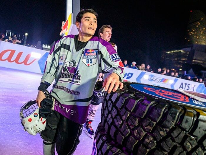アイスホッケーよりアイスクロス!?究極の氷上バトルに魅せられた男。＜Number Web＞ photograph by Joerg Mitter / Red Bull Content Pool