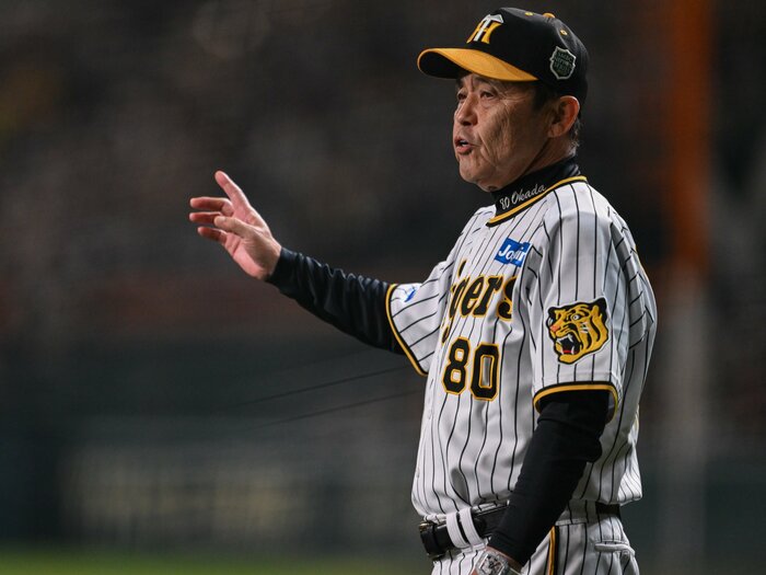 「四球の年俸査定ポイントを上げてくれ」阪神・岡田彰布監督は開幕前にフロントに直談判…急増四球が“あの球界のエース”の撃破を生んだ<Number Web> photograph by Nanae Suzuki