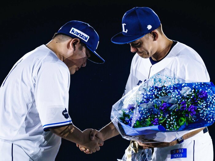 「あいつは今、何を思っているんだろう」盟友とのスタメン争い…西武・栗山巧が「そりゃ、チームは強いだろうよ」と語り合ったワケは＜Number Web＞ photograph by Kiichi Matsumoto