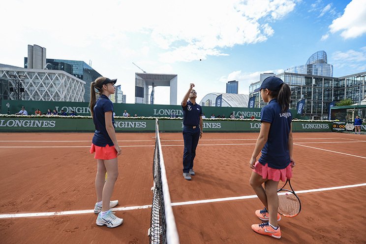 大会本番でのコート風景。世界中のメディアが注目する中で加藤(右)がプレー。