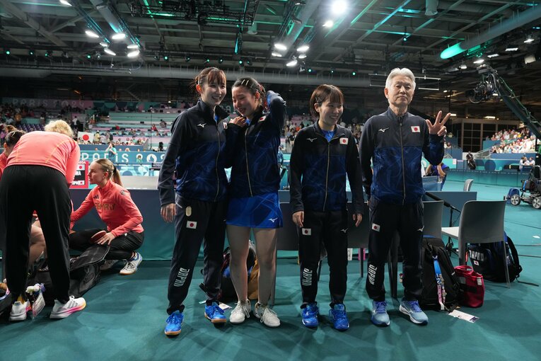 【号泣の準決勝】ドイツ戦。4戦目はストレート勝ち。張本をねぎらう早田、平野　　©︎JMPA