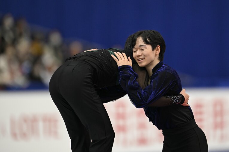 全日本選手権の表彰式で優勝した宇野昌磨を称えてハグする鍵山　©︎Asami Enomoto