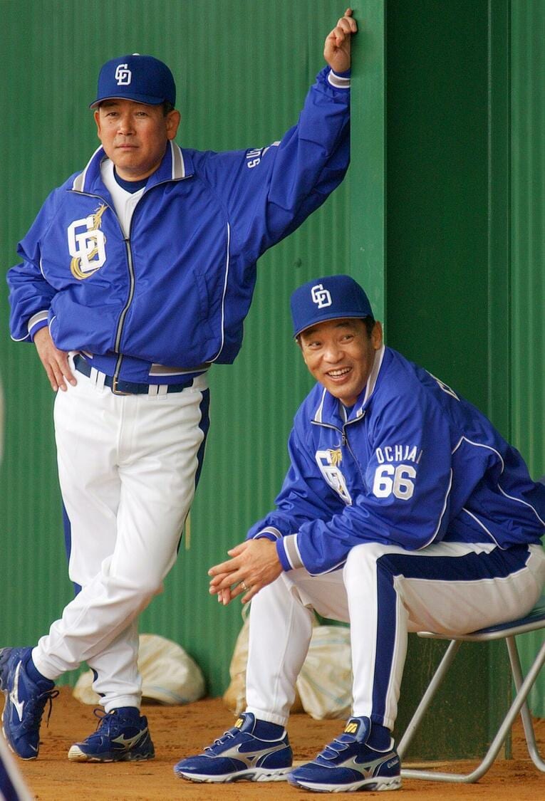2004年2月、落合博満の監督就任直後の1枚。左が当時・投手チーフコーチの鈴木孝政 ©JIJI PRESS