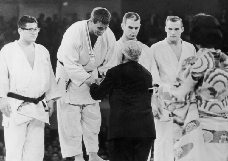 1964年東京五輪、無差別級初代王者はオランダ代表のアントン・ヘーシンク。神永との決勝は9分22秒、袈裟固め一本（試合時間は15分だった）　©Getty Images