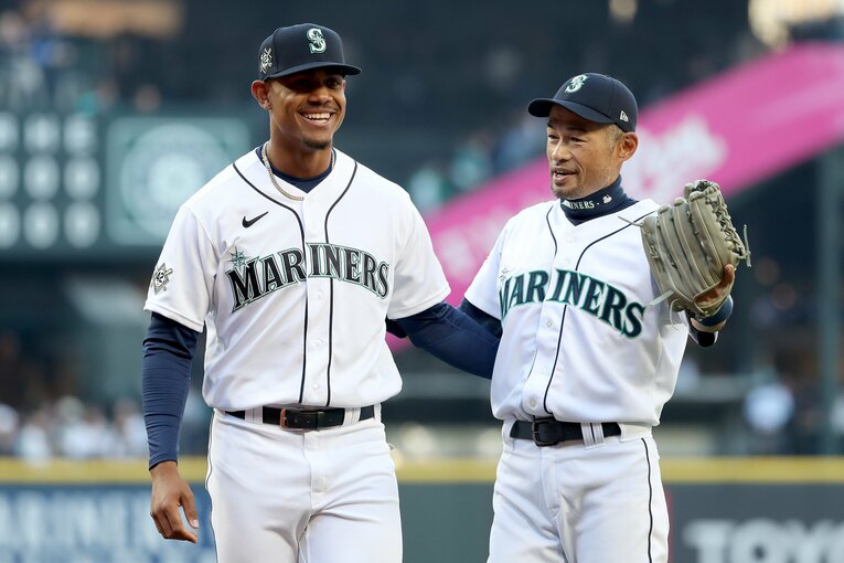 今シーズンのマリナーズの始球式でイチローが登板後、笑顔をみせるロドリゲス（左）©︎Getty Images