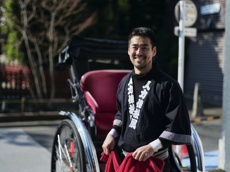 【人力車でバーチャル浅草さんぽ】元ラグビー日本代表…ムキムキの児玉健太郎さんが引く人力車で浅草を回った気になれる！　人力車夫のお仕事風景を見る　©︎Yuki Suenaga