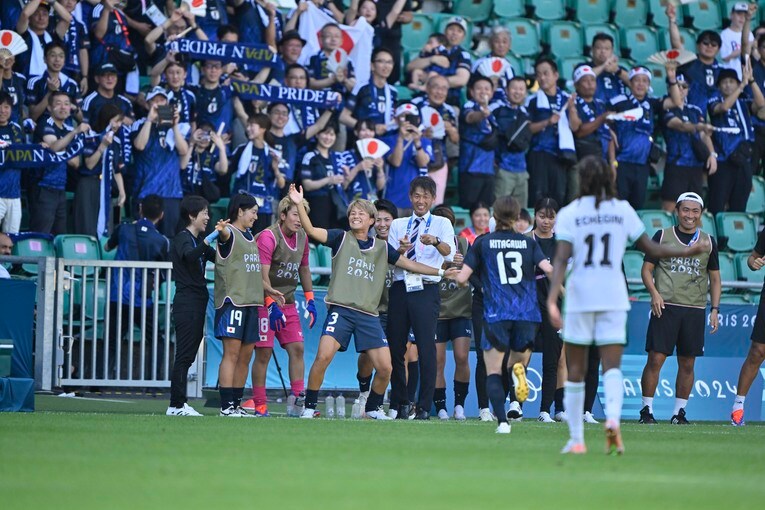 ナイジェリア戦、北川ひかるのFK弾のち長谷川らと大喜び（全6枚中の6枚目） ©Takuya Nakachi/JMPA