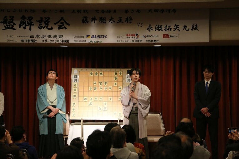 王将戦第5局、激選後の2人の様子（写真は右に続きます）　©Shintaro Okawa
