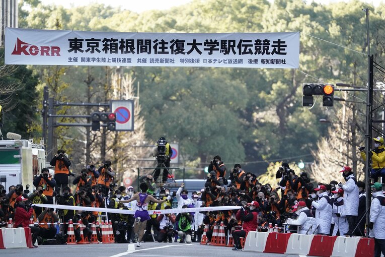 ガッツポーズでゴール（逆転優勝のゴールシーン11/23）　©JMPA