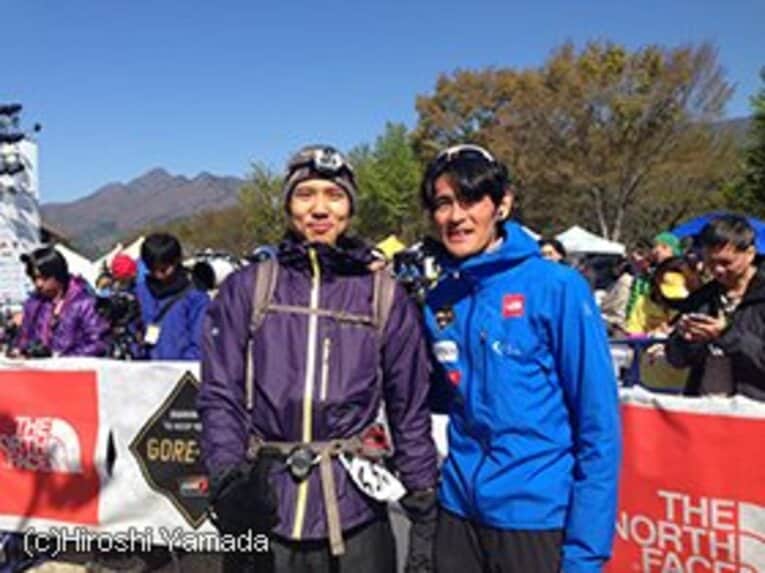 “3本足”でゴールした武田は大会実行委員長の鏑木毅さんと記念撮影。