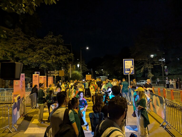 ケリフの決勝進出後、歓喜を分かち合うアルジェリアの応援団　©JMPA